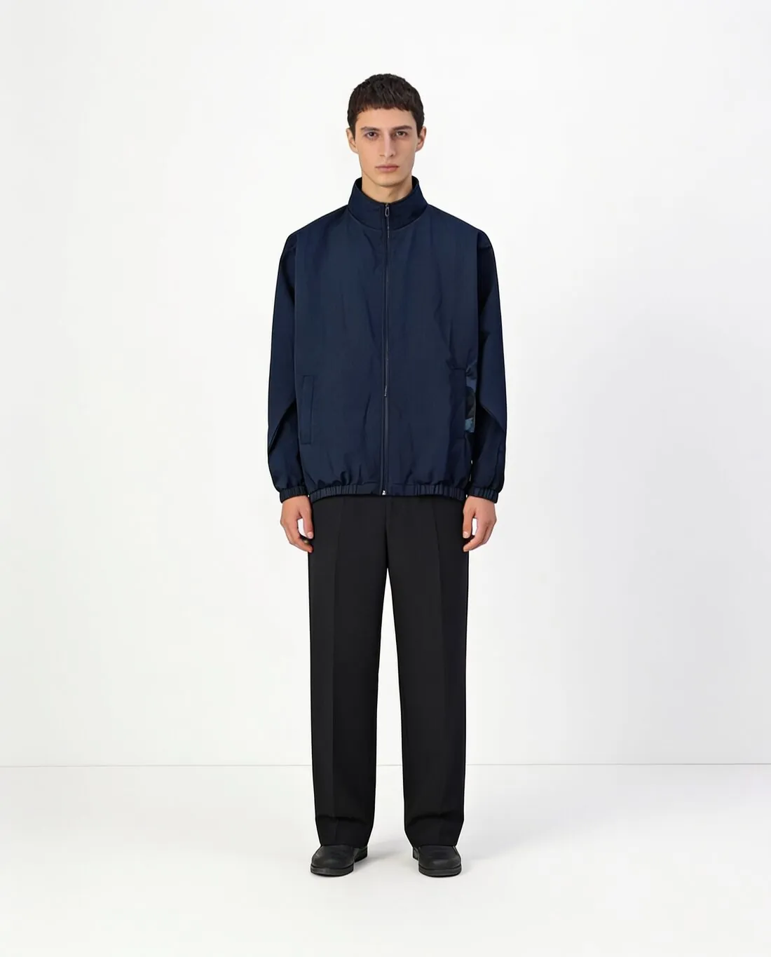 Model yang sama dengan jaket bomber berwarna biru dongker