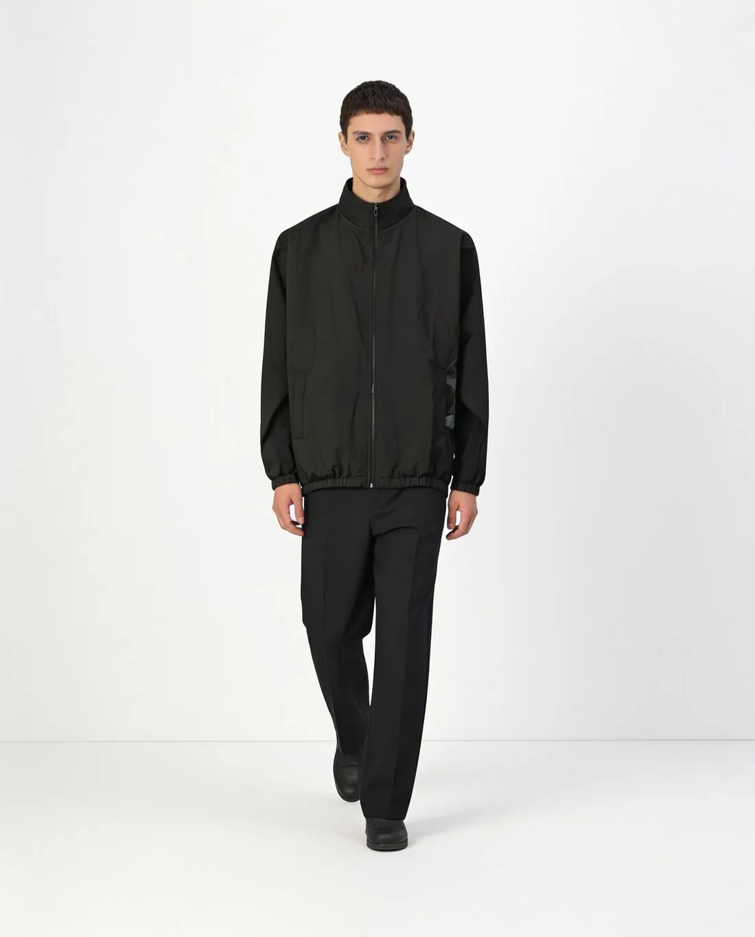 Model dan jaket yang sama, sedang berjalan