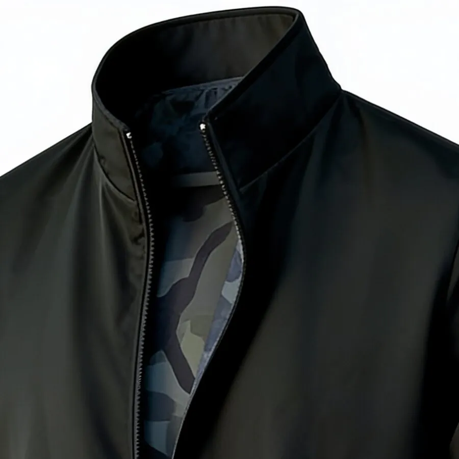 Cận cảnh cổ đứng, khóa kéo và lớp lót có họa tiết của một chiếc áo khoác đen